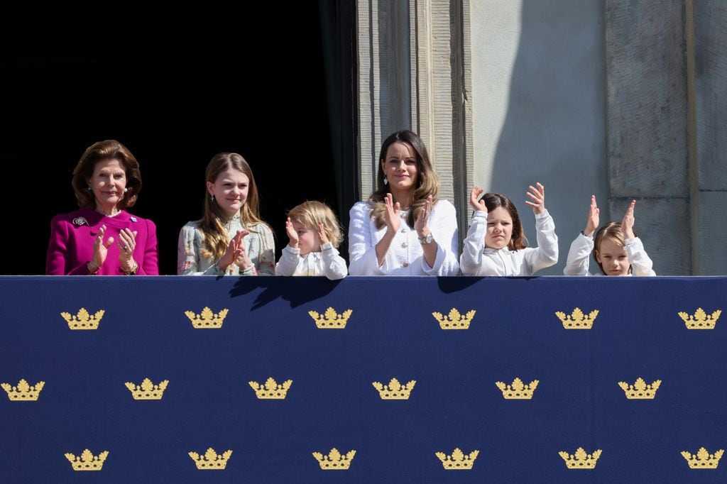 78 cumpleaños de Carlos Gustavo de Suecia: la reina Silvia, la princesa Estelle, el príncipe Gabriel, la princesa Sofia, el príncipe Alexander y el principe Julian. Palacio Real de Estocolmo en abril de 2024