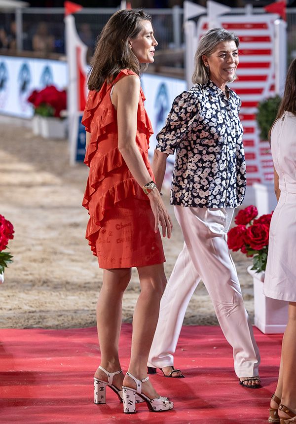 Carlota Casiraghi en Monte Carlo con vestido rojo y sandalias de plataforma de Chanel