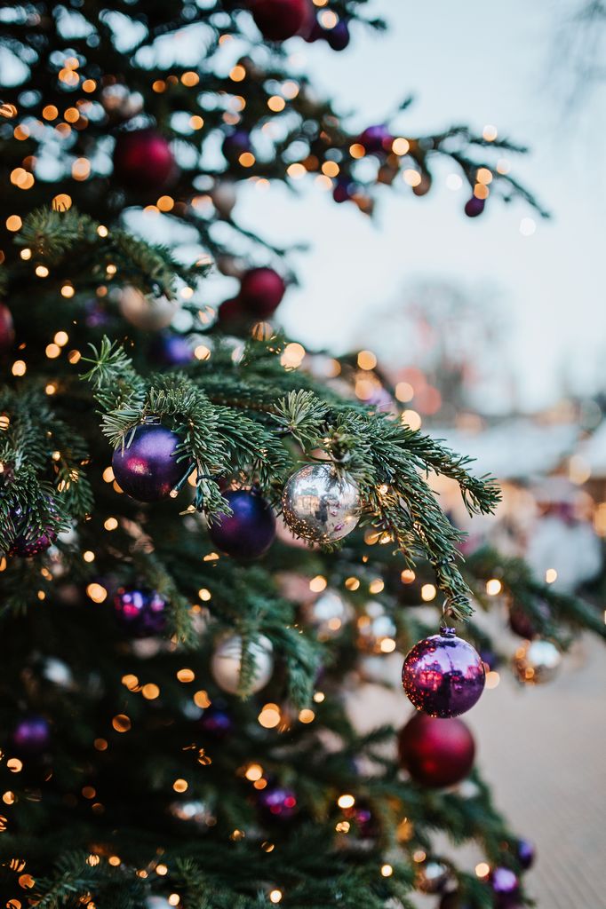 Árbol de Navidad con bolas y luces