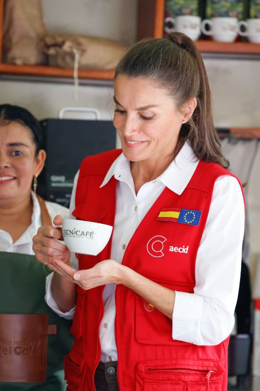 Letizia Ortinz en una finca cafefera en Colombia