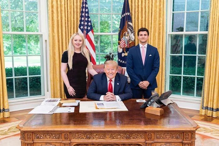 Tiffany Trump y Michael Boulos con Donald Trump