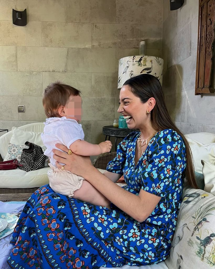 Ana Iglesias, jugando con su hija Carlota