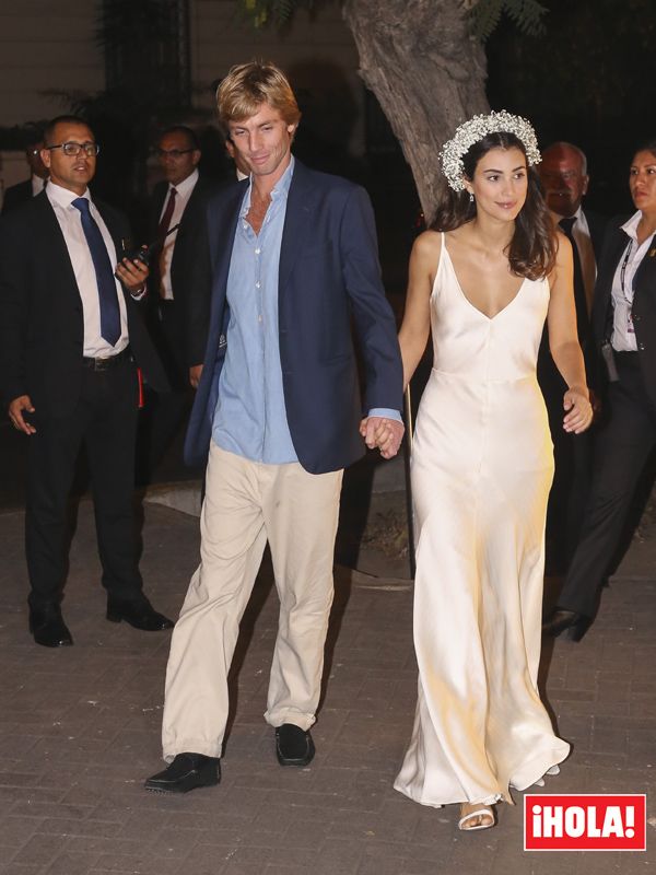 El slip dress de Alessandra de Osma en el cóctel de su boda