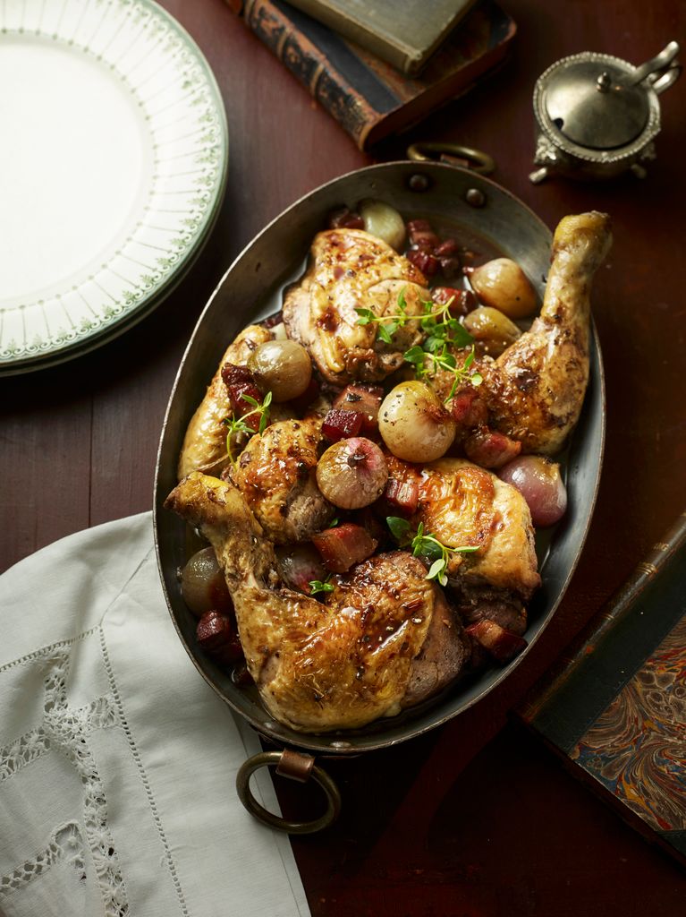 Aunque hay distintas versiones, en ninguna falta (además del pollo), unas cebollitas francesas, unos champiñones y vino tinto.