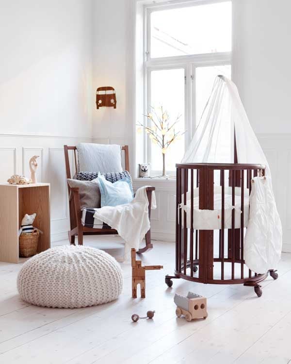 Este ambiente de Stokke (stokke.com) crea una atmósfera tranquila, 'limpia' y segura, para que el bebé se sienta a gusto y protegido. La cuna crece con él y el dosel crea la sensación de 'nido', al mismo tiempo que bloquea la luz y permite un descanso reparador.
