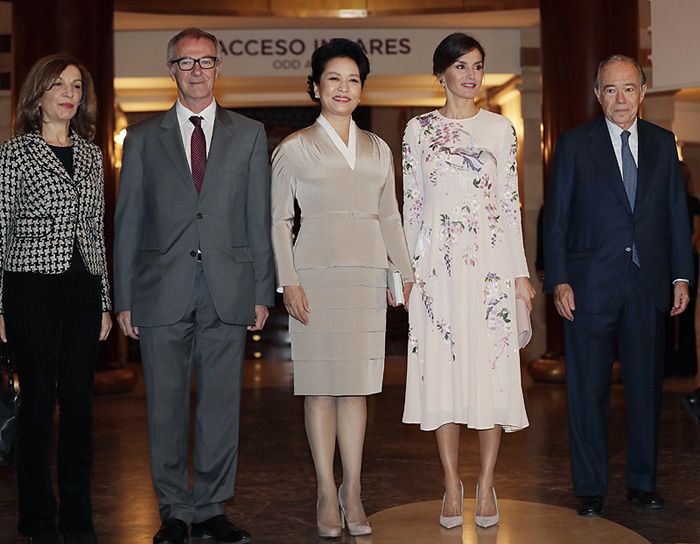 Doña Letizia y Peng Liyuan en el Teatro Real 