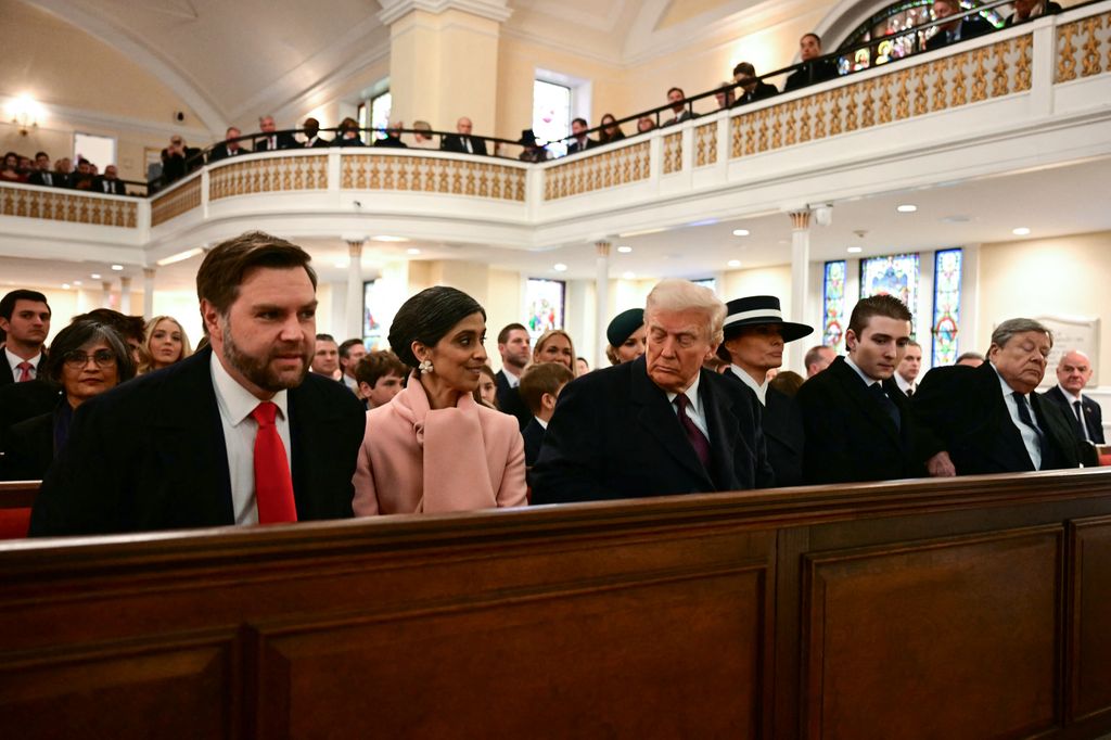 Donald y Melania Trump con su hijo Barron, en la misa junto al vicepresidente electo JD Vance y la mujer de este, Usha Vance