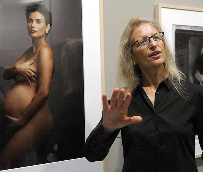 Annie Leibovitz junto a su icónico retrato de Demie Moore