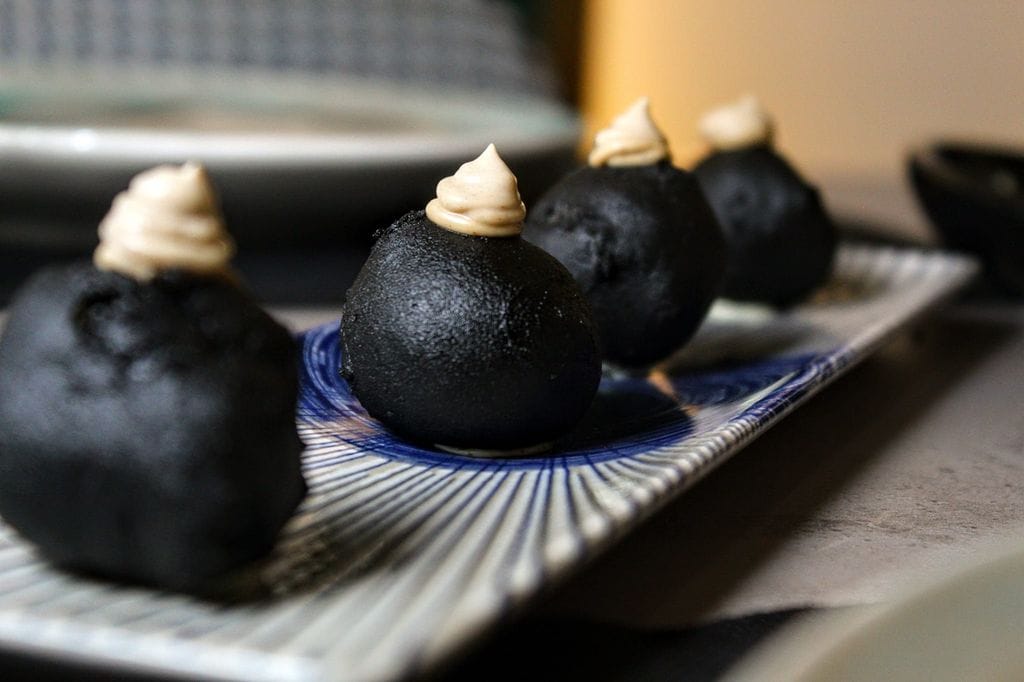 Buñuelos de bacalao con mayonesa de ajo negro 