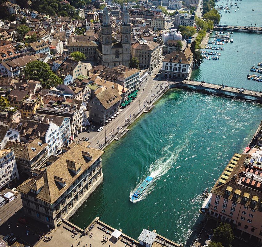 Zurich, panorámica del lago y la catedral de Grossmünster 