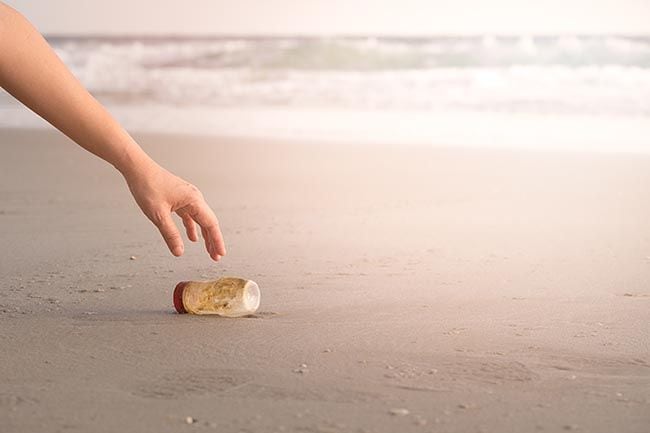 Recoge plásticos de la playa para salvar el medio ambiente 