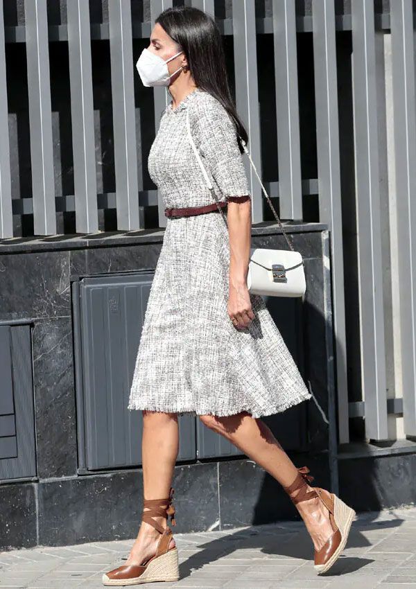 Reina Letizia con vestido de tweed en verano