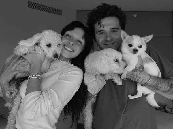 Brooklyn Beckham y Nicola Peltz con sus tres perros