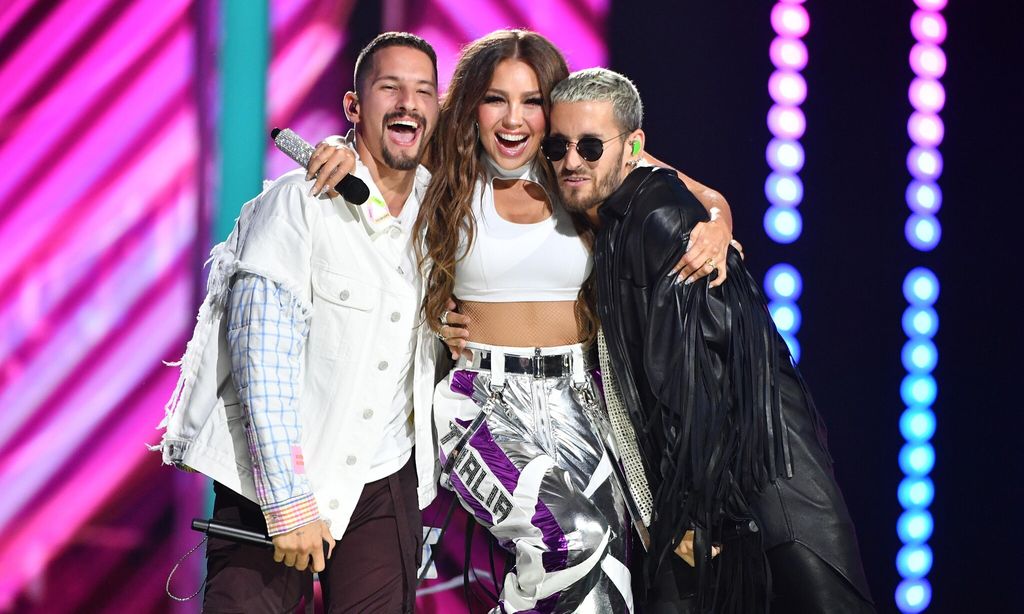 Premio Lo Nuestro 2020 Thalia Mau and Ricky perfom