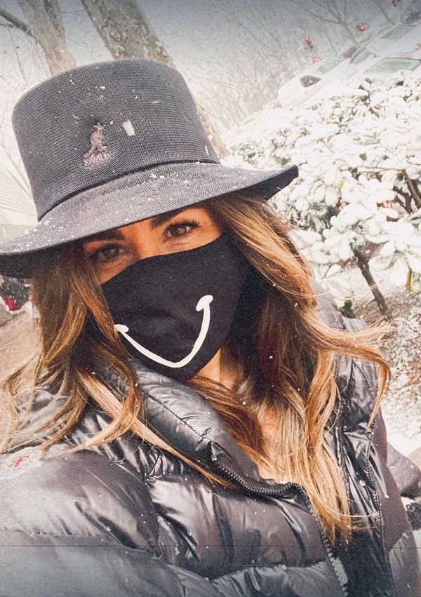 Nuria Roca en la nieve con sombrero negro