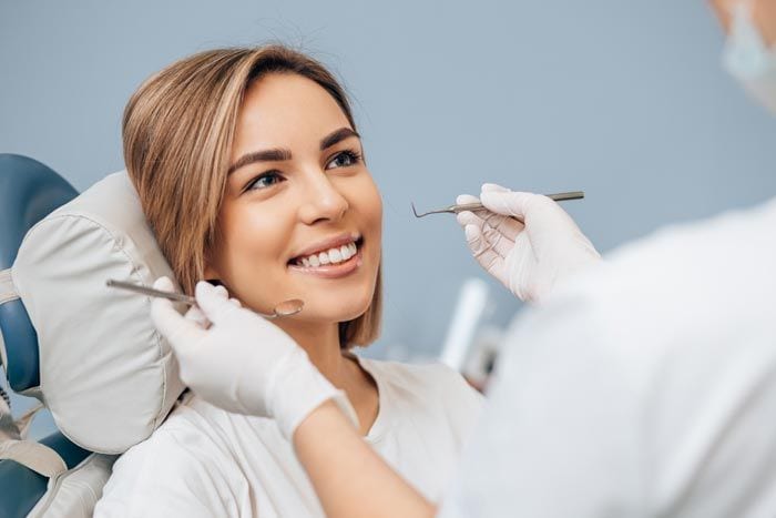 mujer en el dentista