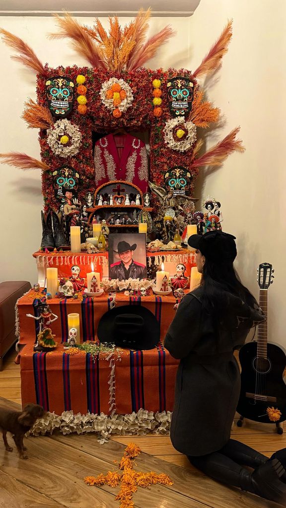 Maribel Guardia recordó a su hijo Julián en su ofrenda del Día de Muertos