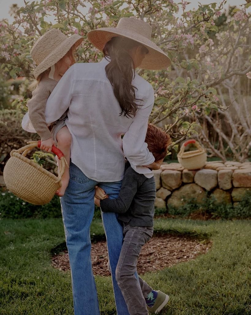 Meghan Markle con sus hijos en su jardín