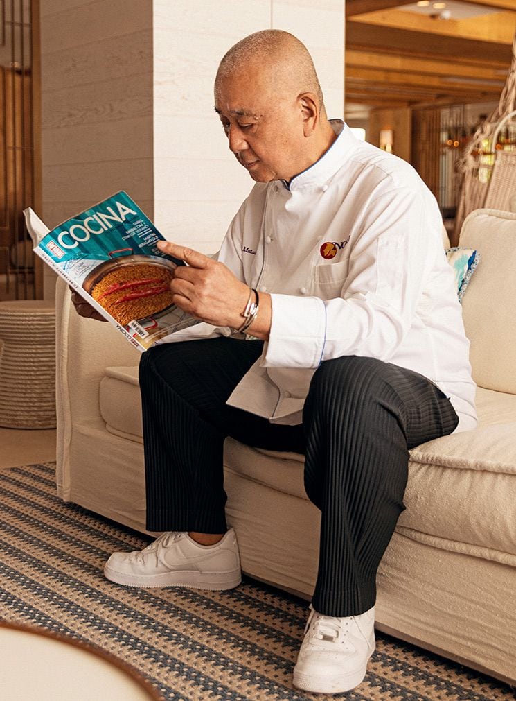 Chef Nobu Matsuhisa leyendo ¡HOLA! COCINA