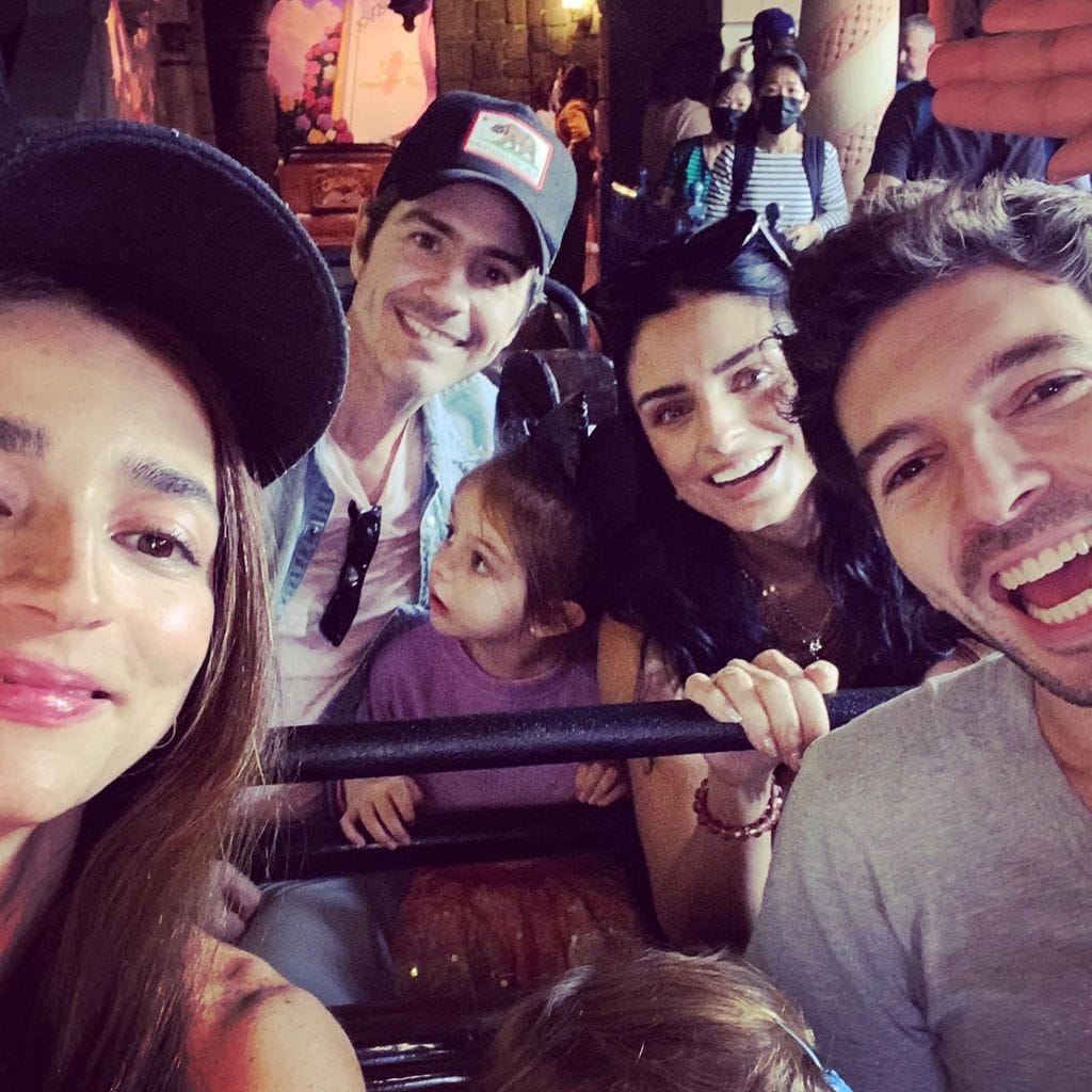 Aislinn Derbez y Mauricio Ochmann con su hija Kailani y algunos amigos en Disneyland, en Anaheim, California