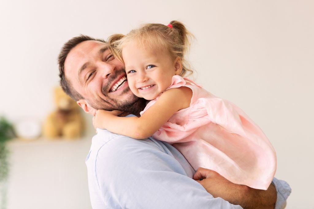 Padre abrazando a su hija