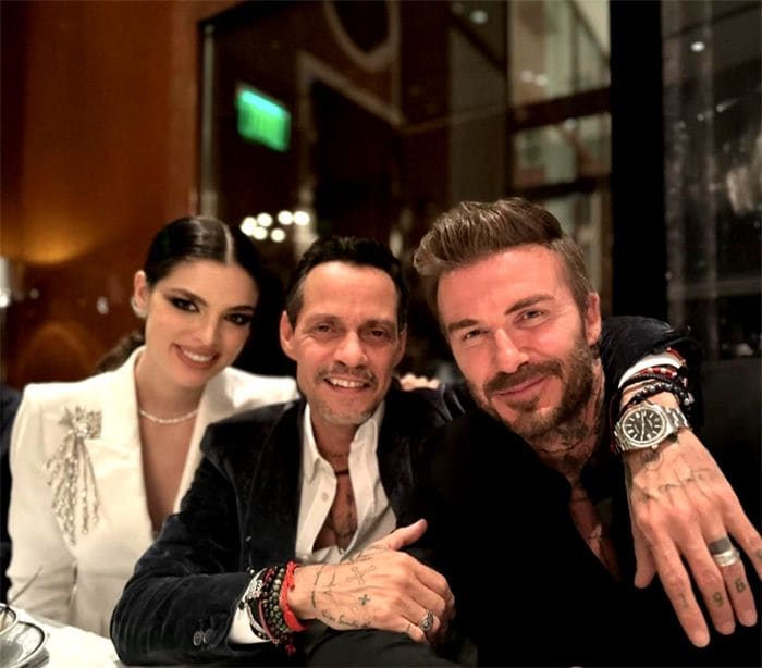 Marc Anthony y Nadia Ferreira con David Beckham