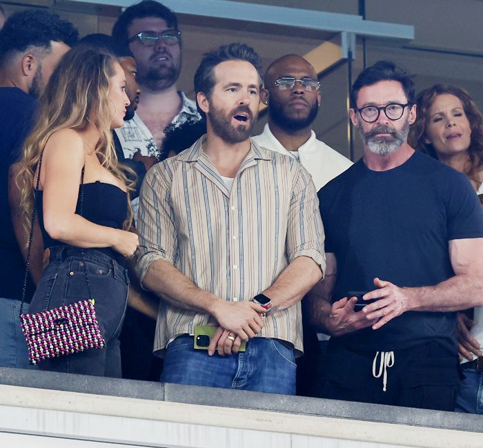 Hugh Jackman con sus amigos Blake Livey y Ryan Reynolds