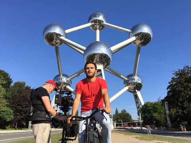 Ricardo Gómez, ante el Atomium en Bruselas. Foto: TVE
