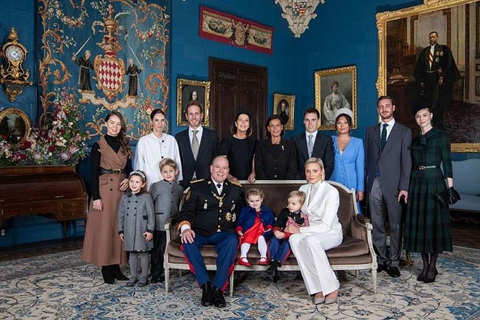 Los Grimaldi posan para un retrato oficial de familia