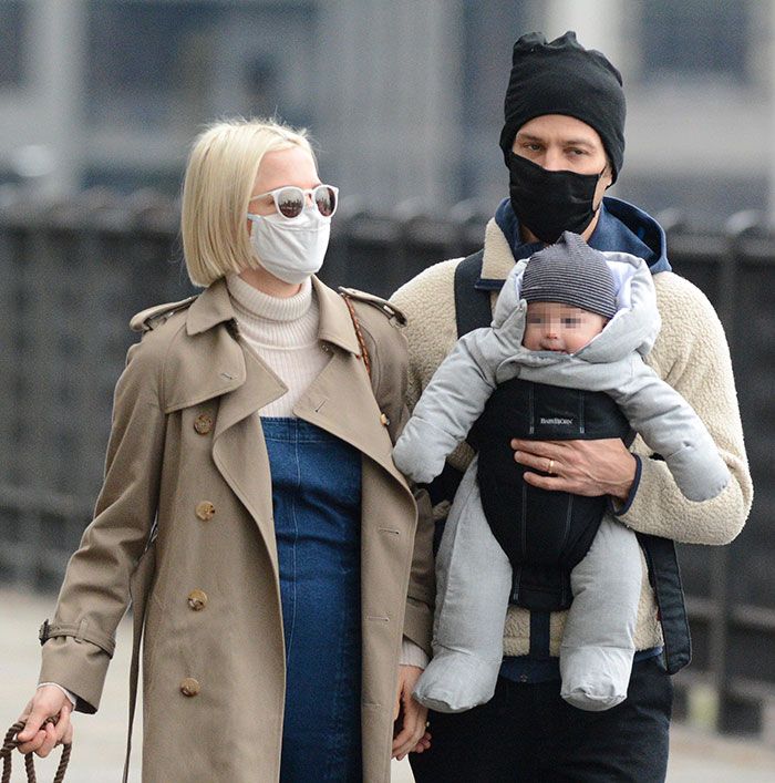 MIchelle Williams con su marido y su bebé en Nueva York