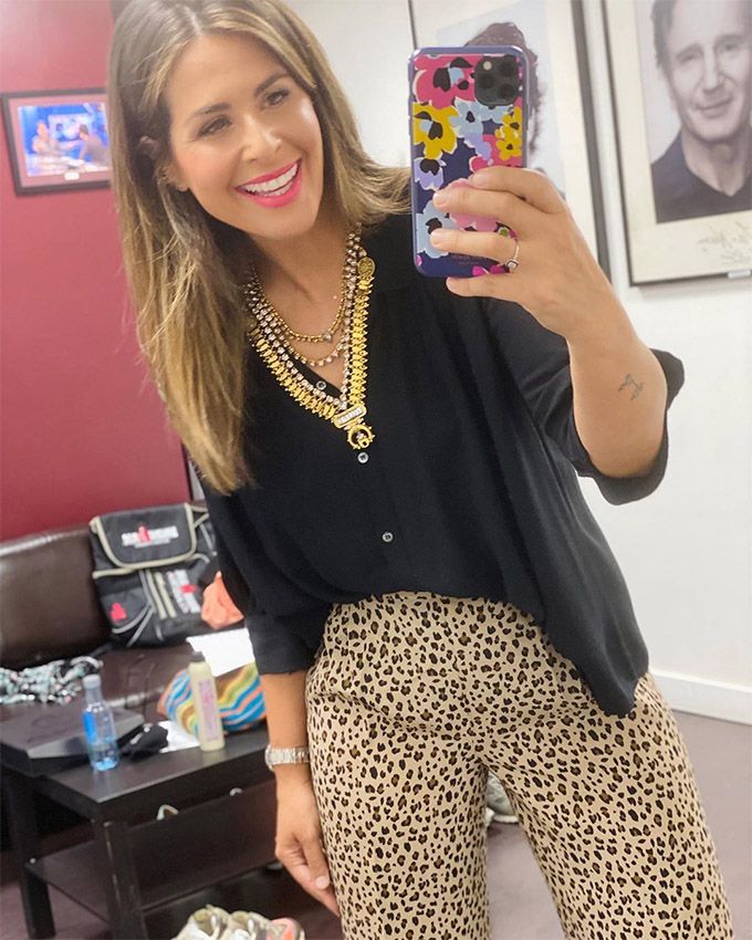 Nuria Roca con camisa negra y pantalón de leopardo