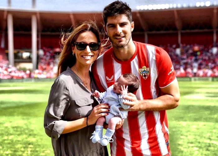 Lucía Villalón y Gonzalo Melero junto a su hijo Diego