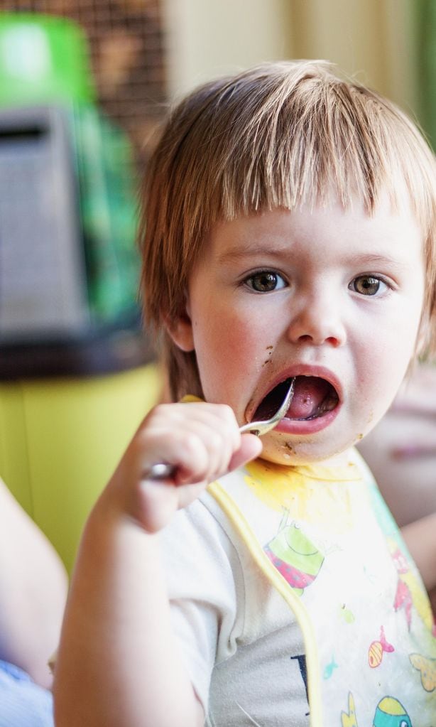 Niño comiendo con cuchara