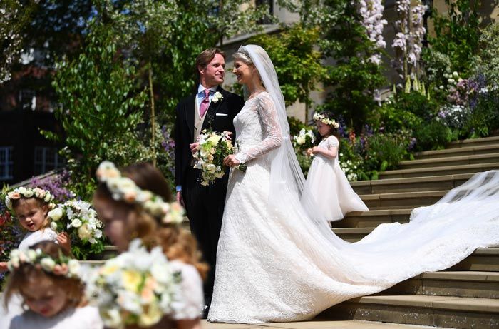 Lady Gabriella Windsor y Thomas Kingston a las puertas de la capilla de San Jorge