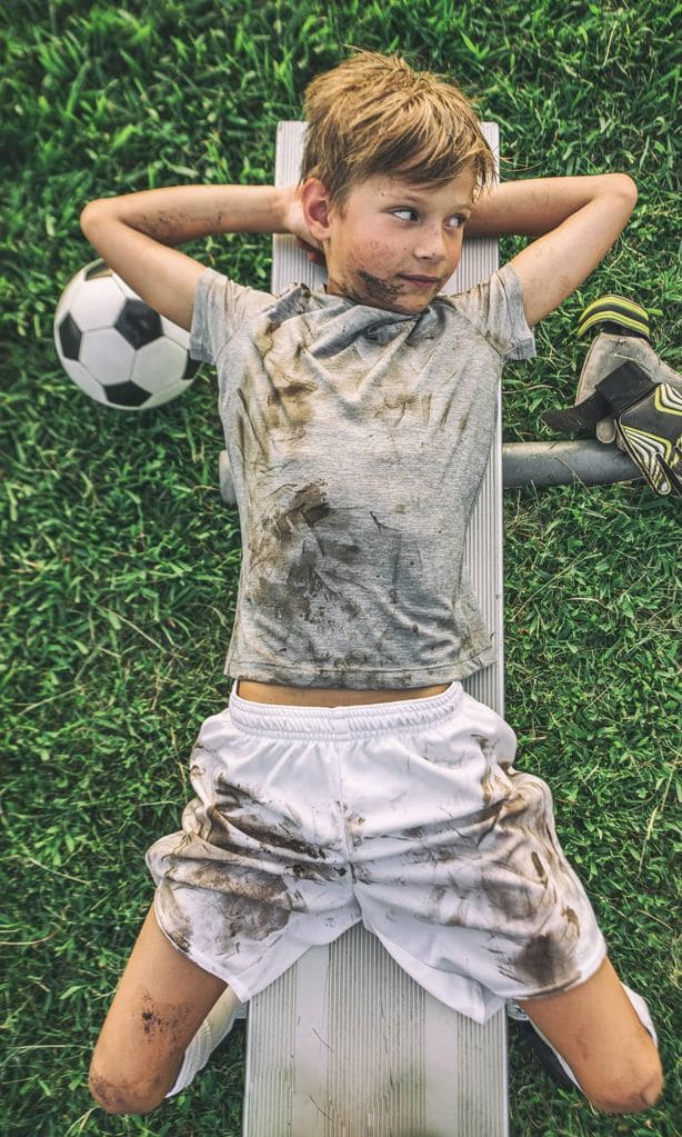 Niño sudado después de jugar al fútbol