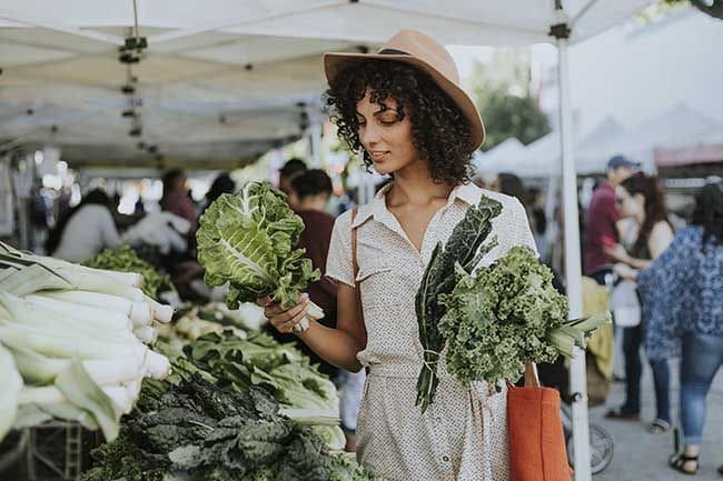 Verduras que nunca deberías comer crudas, y otras que pierden sus propiedades cuando las cocinas