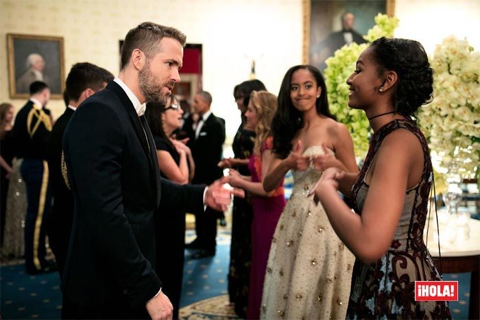 Mientras Sasha cumplía uno de sus sueños al conocer a Ryan Reynolds su hermana Malia la animaba en la distancia, en la primera cena de Estado a la que asistieron el pasado mes de marzo (Imagen de la Casa Blanca, por Pete Souza)
