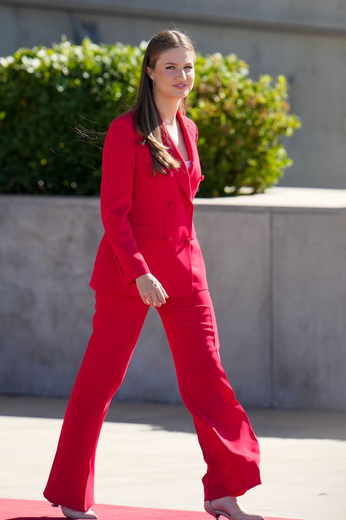 Princesa Leonor, con traje rojo y tacones