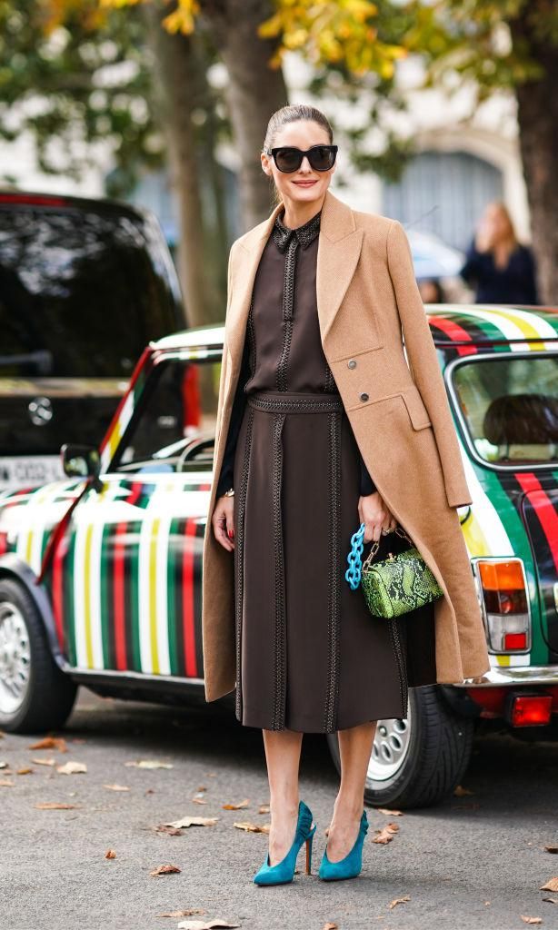 combinaci n de abrigo camel con brown dress calzado y bolso azul turquesa en el street style