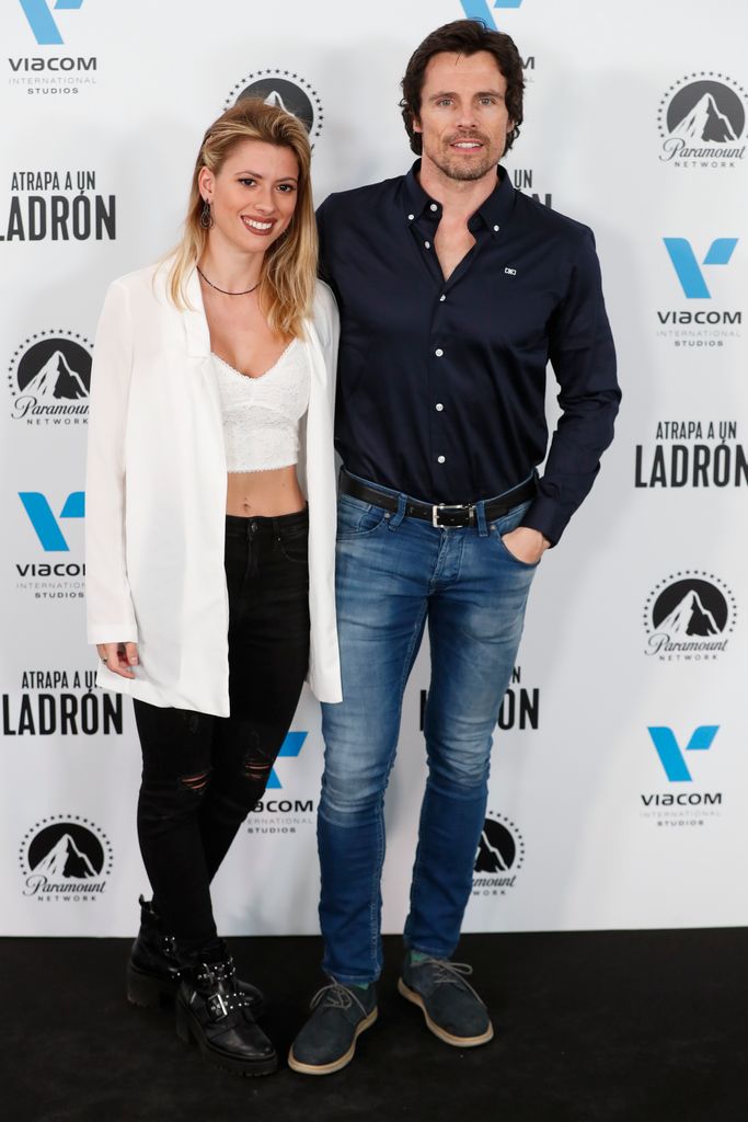 El actor Octavi Pujades con su novia Anna Senan en el estreno de "Atrapa un ladron" en Madrid en noviembre de 2019