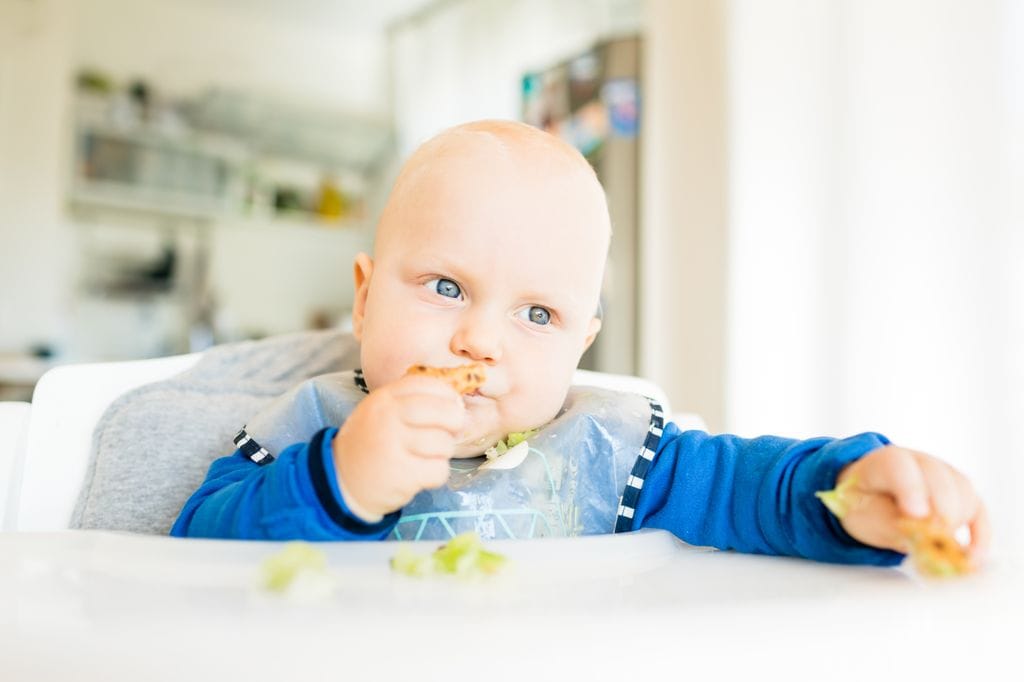 Bebé comiendo solo con el método BLW