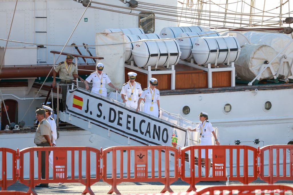 Elcano abandona Tenerife con la princesa Leonor 