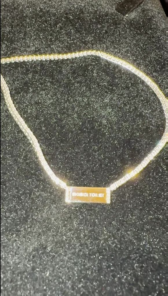 North West le regaló a Kim Kardashian un collar de diamantes con un curioso grabado.