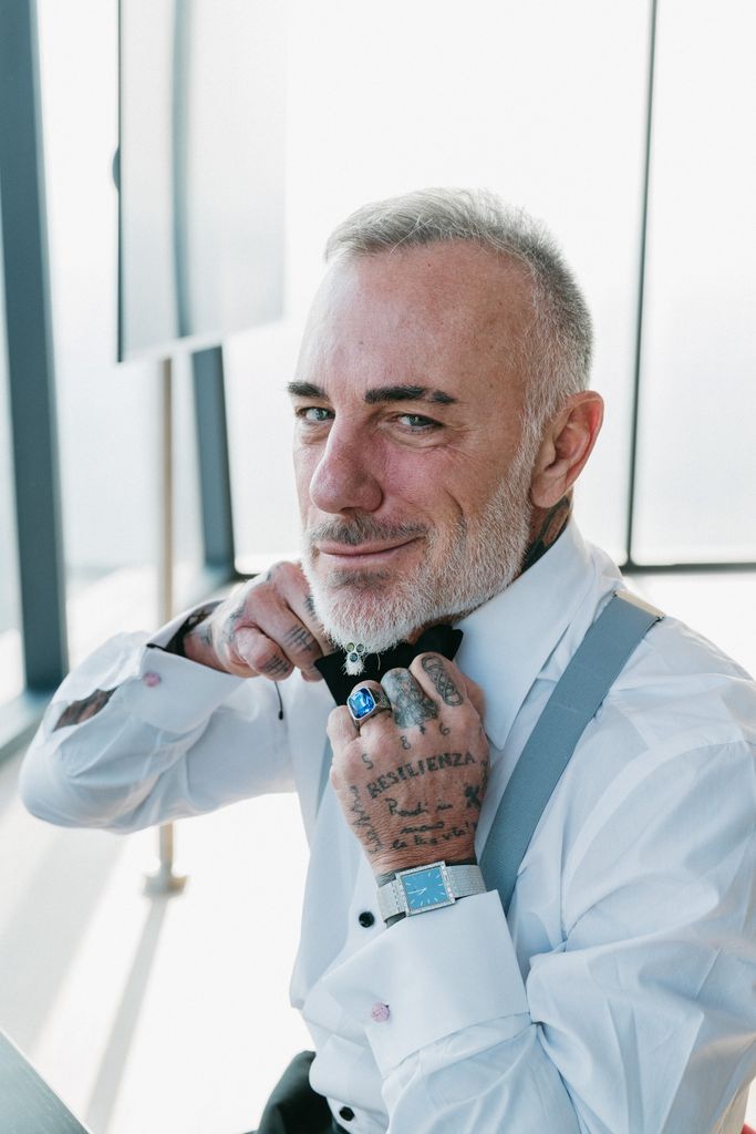 Gianluca Vacchi también compartió con HOLA! La razón por la que todas sus joyas ahora son azules.