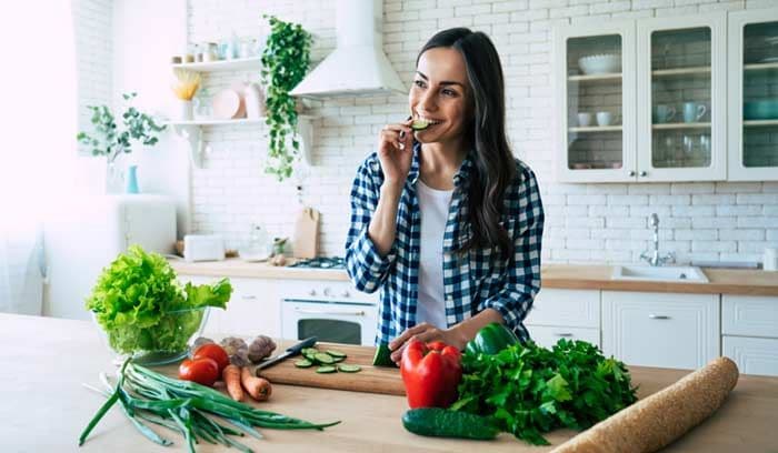 mujer comiendo verduras