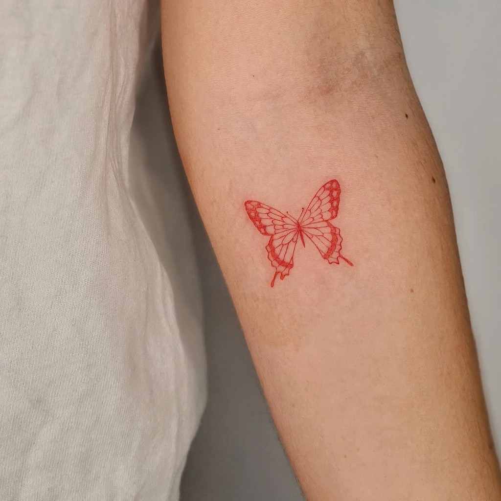 Tatuaje mariposa minimalista en color rojo