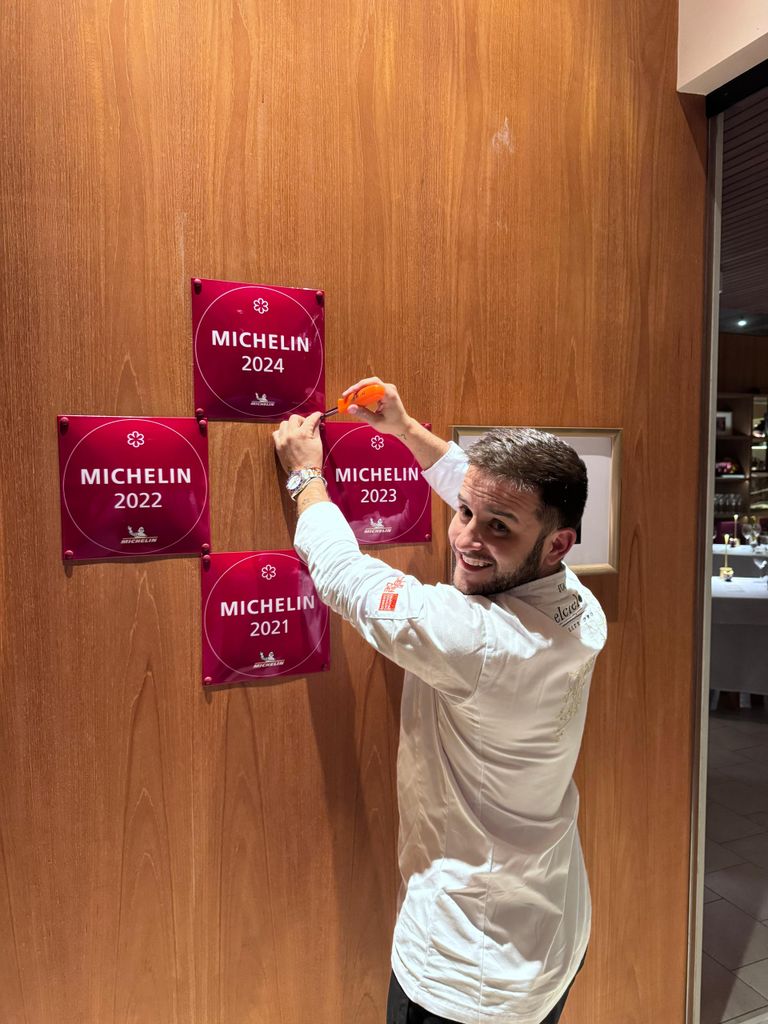 El chef Juan Manuel Barrientos celebra por su cuarta estrella Michelin en Elcielo Washington