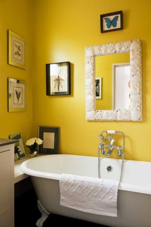 Baño amarillo cuadros