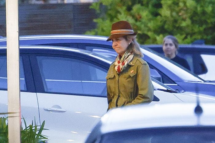 La infanta Elena visita en el hospital a la reina Sofía