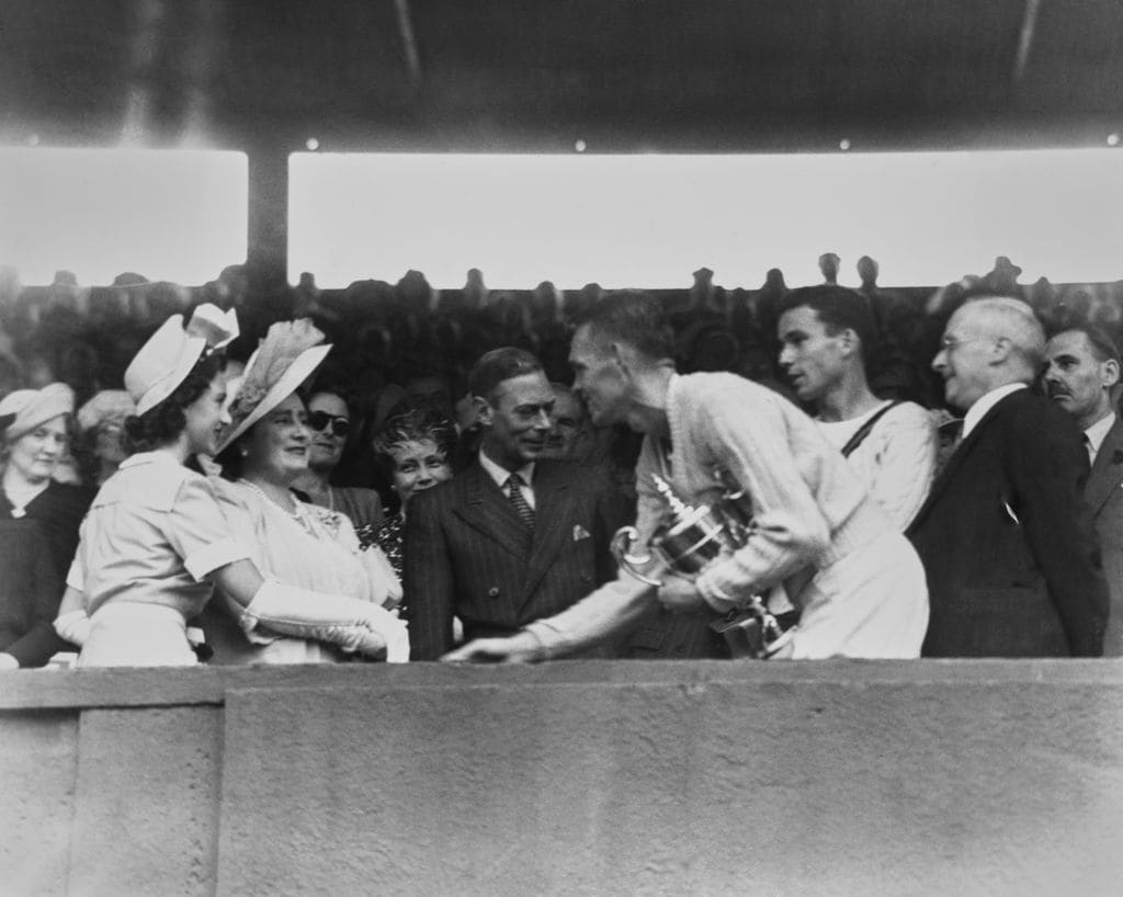 Los reyes Jorge VI y la reina Elizabeth, en compañía de la princesa Margarita, saludan a los tenistas Jack Kramer y Tom Brown en Wimbledon 1947